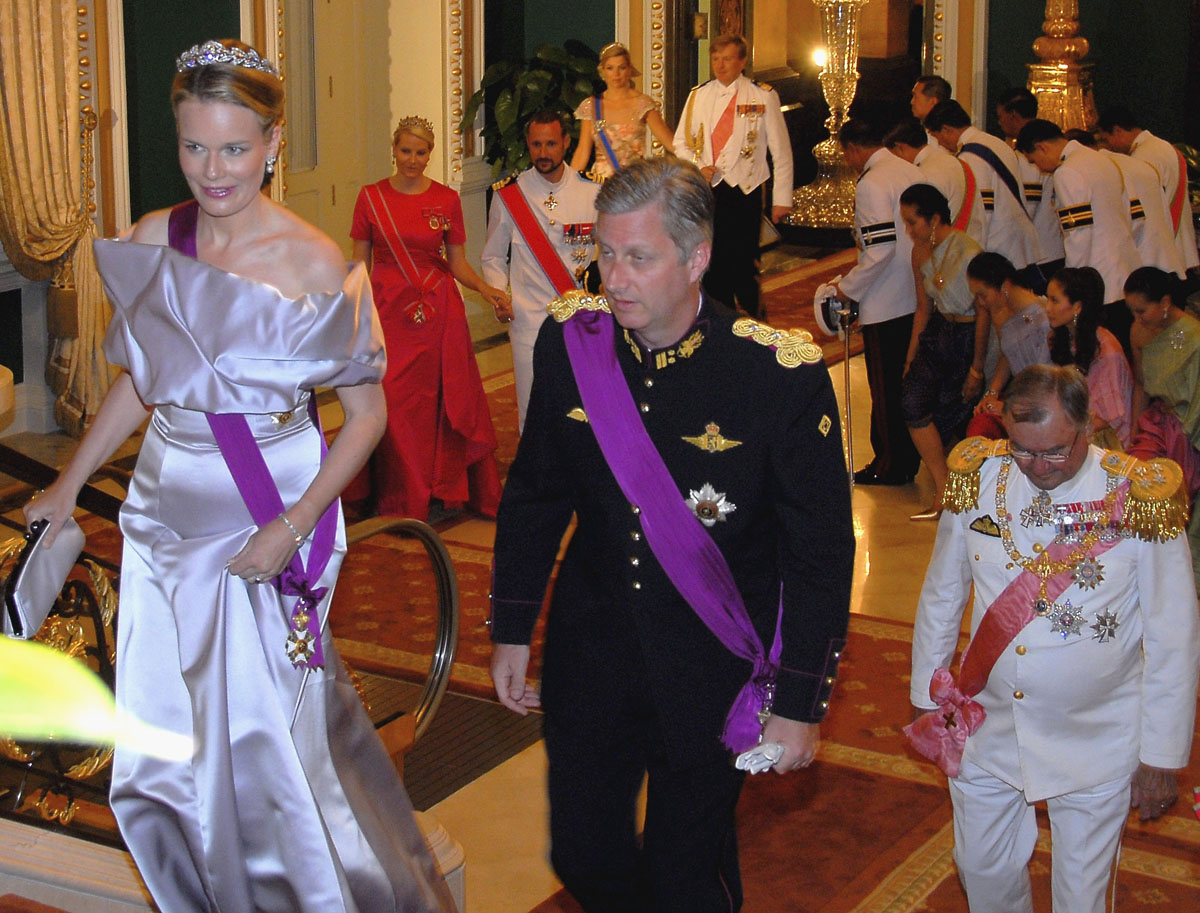 The Duke and Duchess of Brabant attend a banquet at the Golden Palace in Bangkok during the celebrations of the King of Thailand's Diamond Jubilee, June 13, 2006 (Pool/Getty Images)