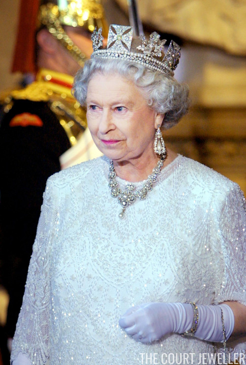 Queen Elizabeth II wears Queen Victoria's Golden Jubilee Necklace (ADRIAN DENNIS/AFP/Getty Images)