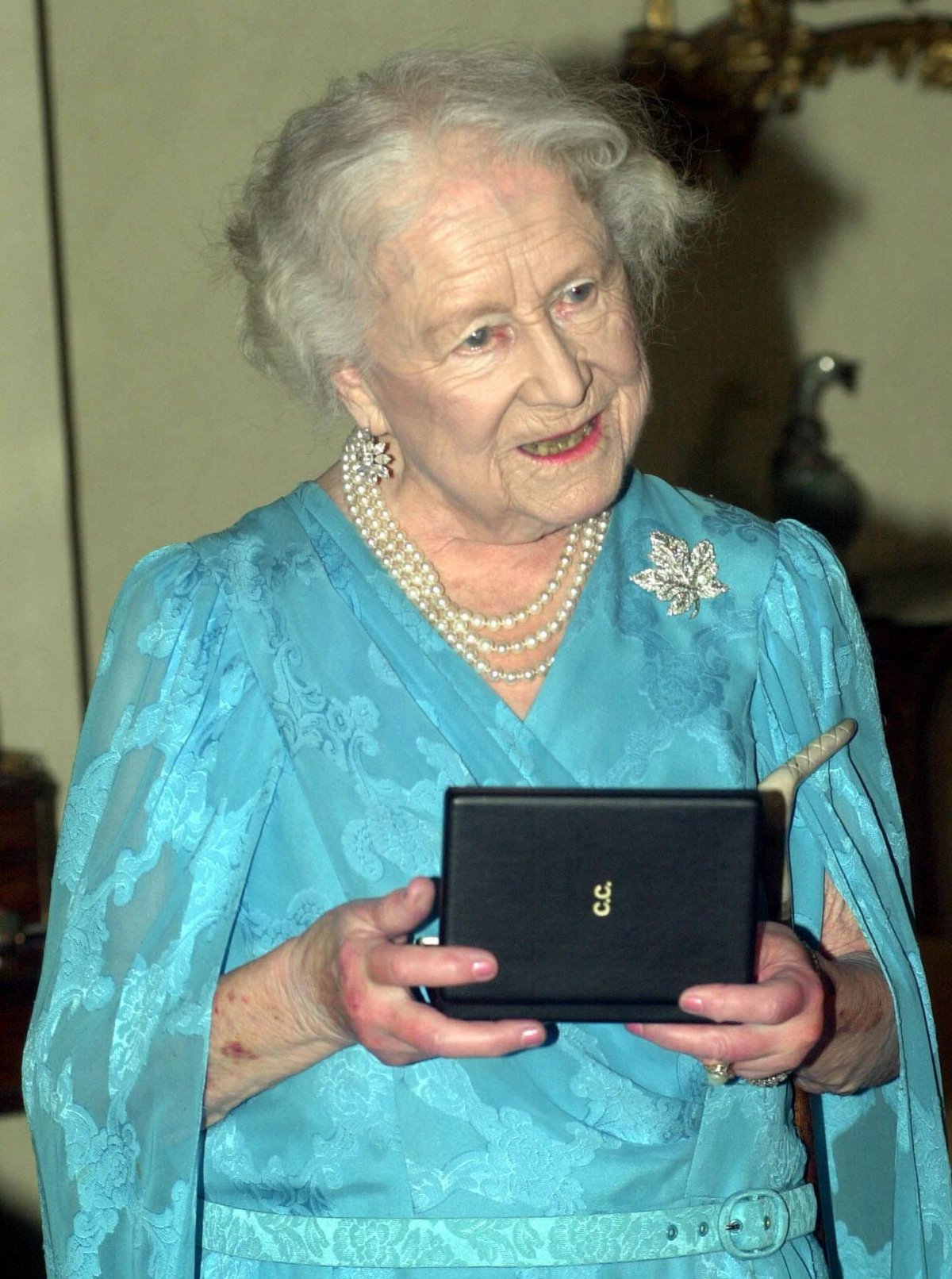 The Queen Mother receives the insignia of the Order of Canada from Governor General Adrienne Clarkson at Clarence House in London on October 31, 2000 (STEFAN ROUSSEAU/AFP via Getty Images)