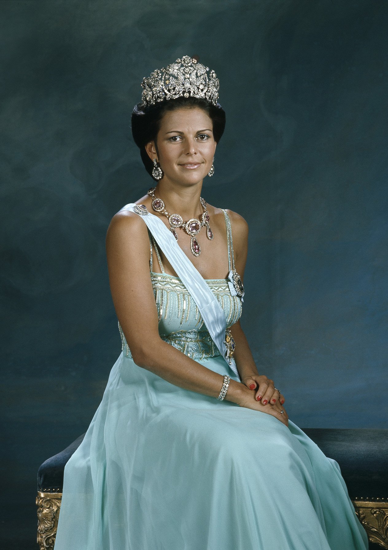 Official portrait of Queen Silvia of Sweden, 1976 (Lennart Nilsson/Kungahuset)