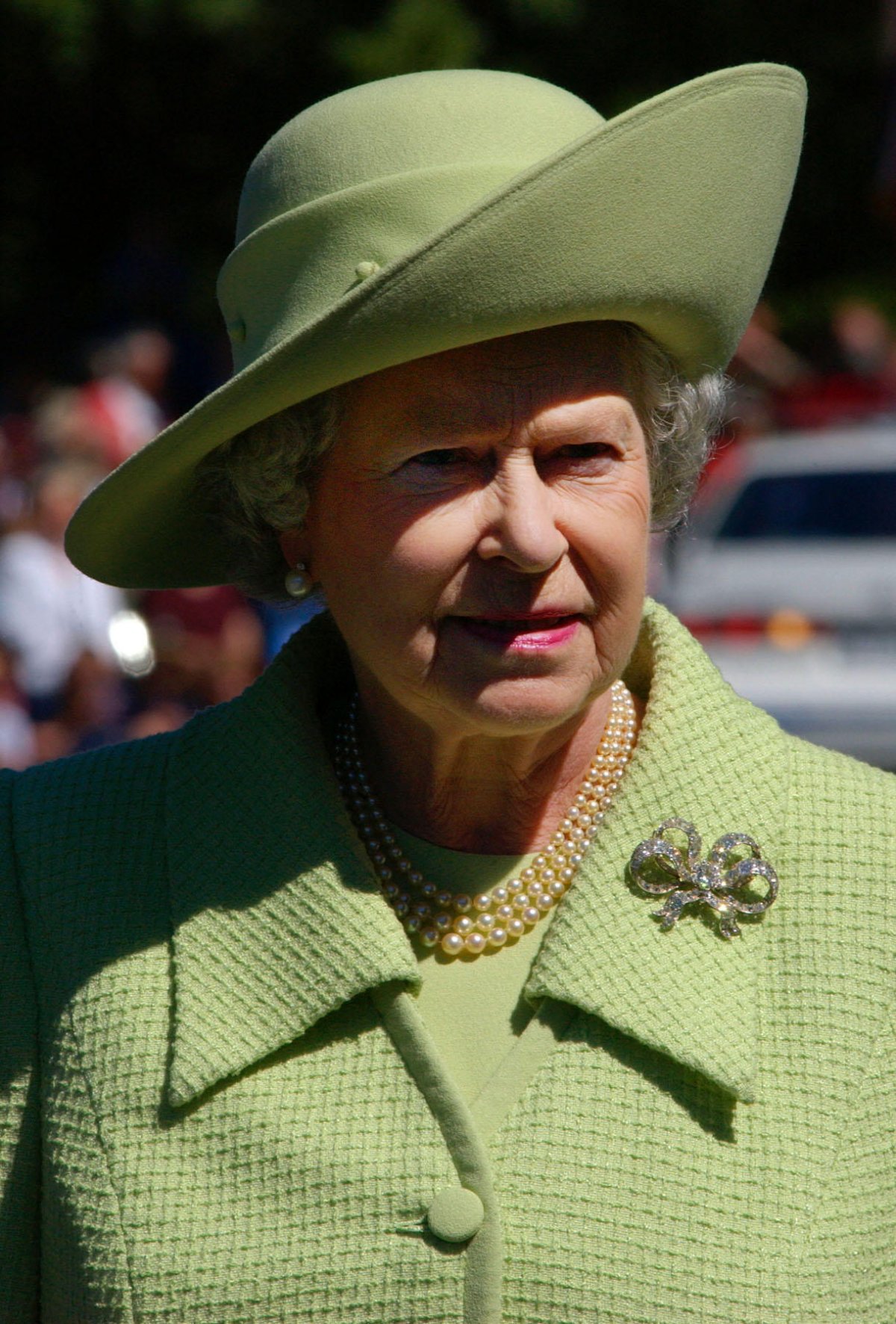 Queen Elizabeth II arrives at Burnham Military Camp in Christchurch, New Zealand, on February 25, 2002 (Fiona Hanson/PA Images/Alamy)