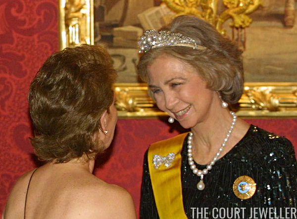 Queen Sofia wears the tiara at a gala dinner for the President and First Lady of Mexico, 2001 (Marc Alex/AFP/Getty Images)