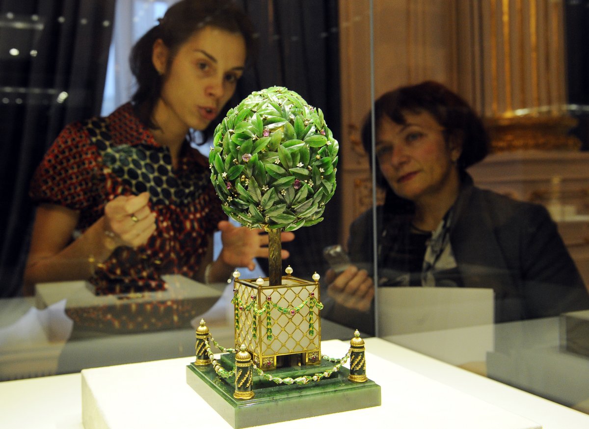 Visitors view the Bay Tree Egg at Viktor Vekselberg's museum in Saint Petersburg, 19 November 2013 (OLGA MALTSEVA/AFP/Getty Images)