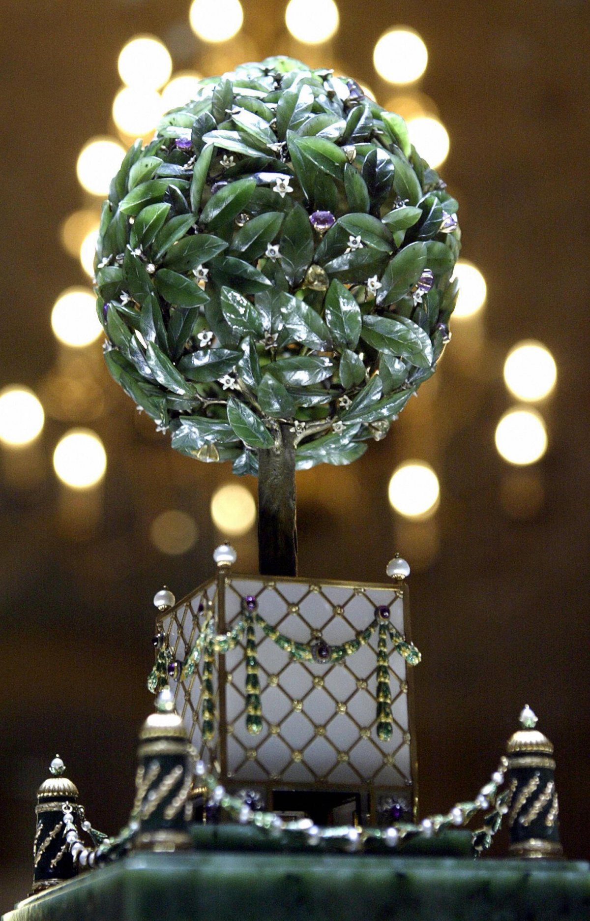The Bay Tree Egg is displayed at the Kremlin in Moscow after its purchase by Viktor Vekselberg, 18 May 2004 (YURI KADOBNOV/AFP/Getty Images)