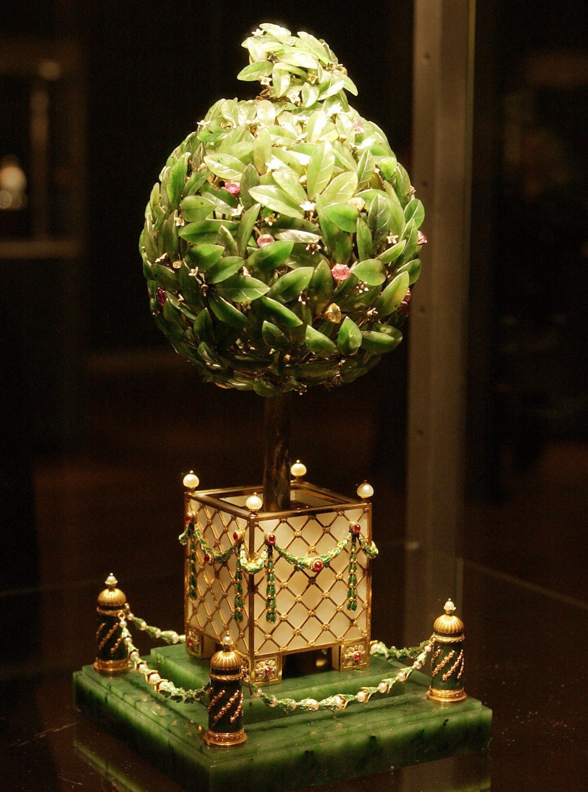 The Bay Tree Egg is displayed at Sotheby's in New York ahead of its auction, 8 January 2004 (STAN HONDA/AFP/Getty Images)