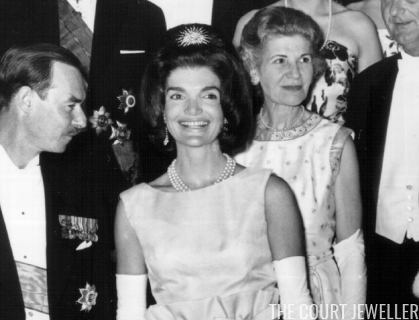 Jacqueline Kennedy wears the sunburst brooch in her hair during the Luxembourgish state visit, 30 Apr 1963 (National Archive/Newsmakers)