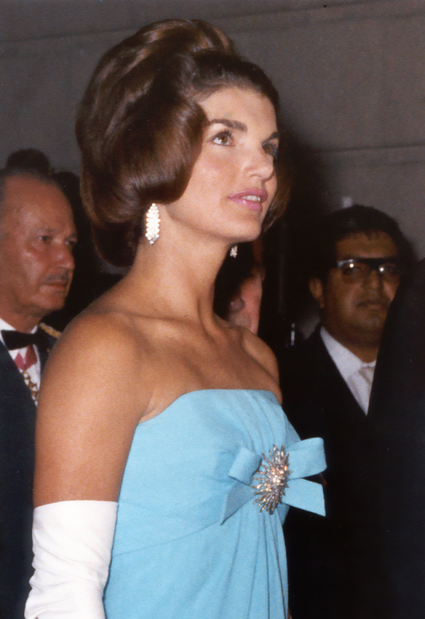 Kennedy wears the brooch during a&nbsp;Foreign Ministry Reception in Mexico City, 30 June 1962 (Wikimedia Commons)