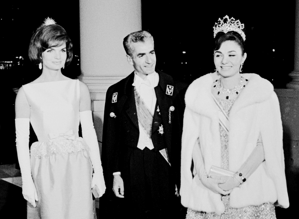 Kennedy wears the brooch in her hair during the Iranian state visit, 11 April 1962 (Wikimedia Commons)
