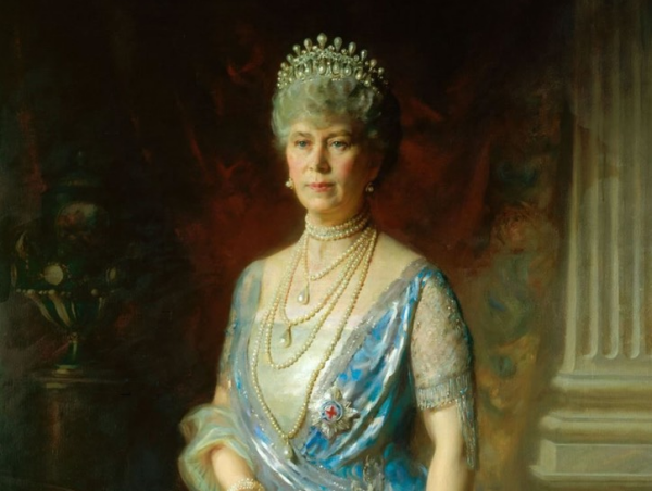 Queen Mary wears her Lover's Knot Tiara with its upright pearls in a portrait by&nbsp;Arthur Trevethin Nowell, 1927 (Grand Ladies Site)
