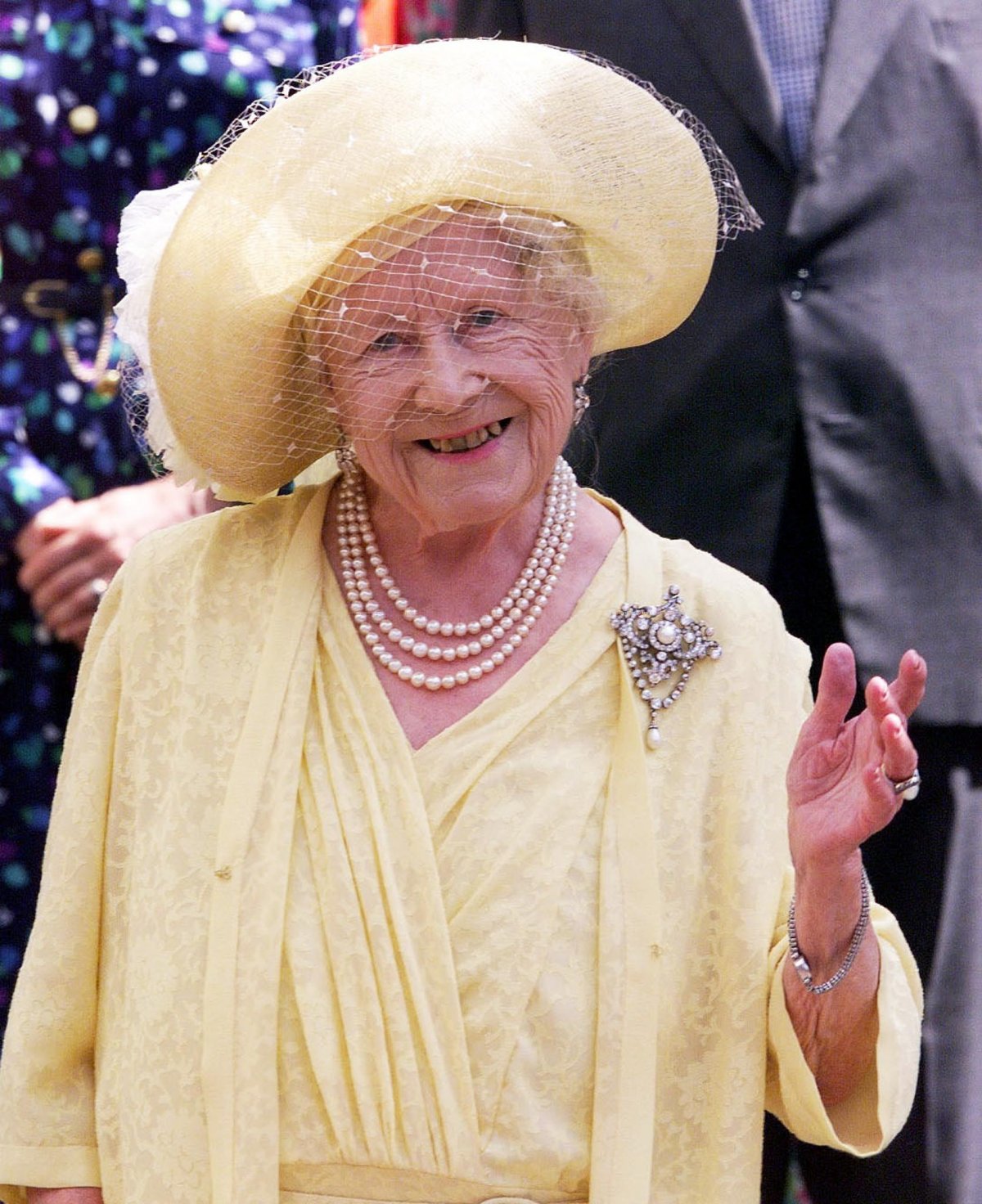 The Queen Mother greets well-wishers outside Clarence House in London on the occasion of her 99th birthday, August 4, 1999 (JONATHAN UTZ/AFP via Getty Images)