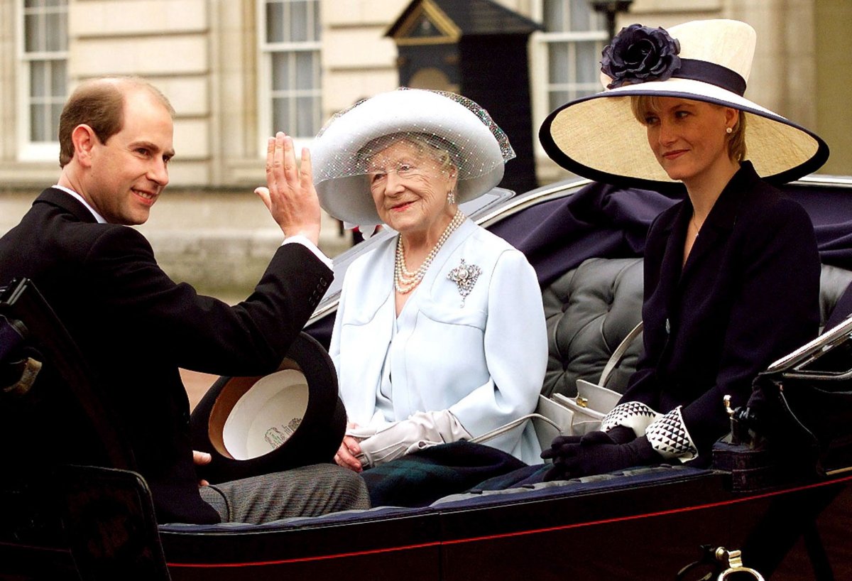 The Queen Mother, with Prince Edward and Sophie Rhys-Jones, rides in a carriage during Trooping the Colour in London on June 12, 1999 (DYLAN MARTINEZ/POOL/AFP via Getty Images)