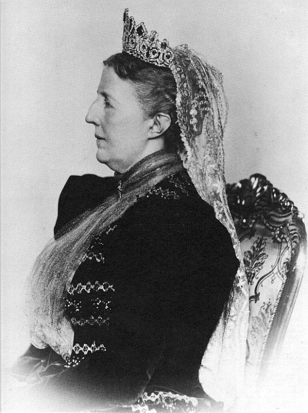 Queen Sofia of Sweden wears the emerald tiara in a court portrait