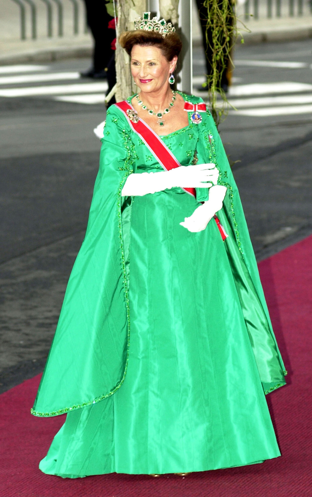 Queen Sonja of Norway attends the wedding of her son, Crown Prince Haakon, and Mette-Marit Tjessem Hoiby in Oslo on August 25, 2001 (Anthony Harvey/Getty Images)