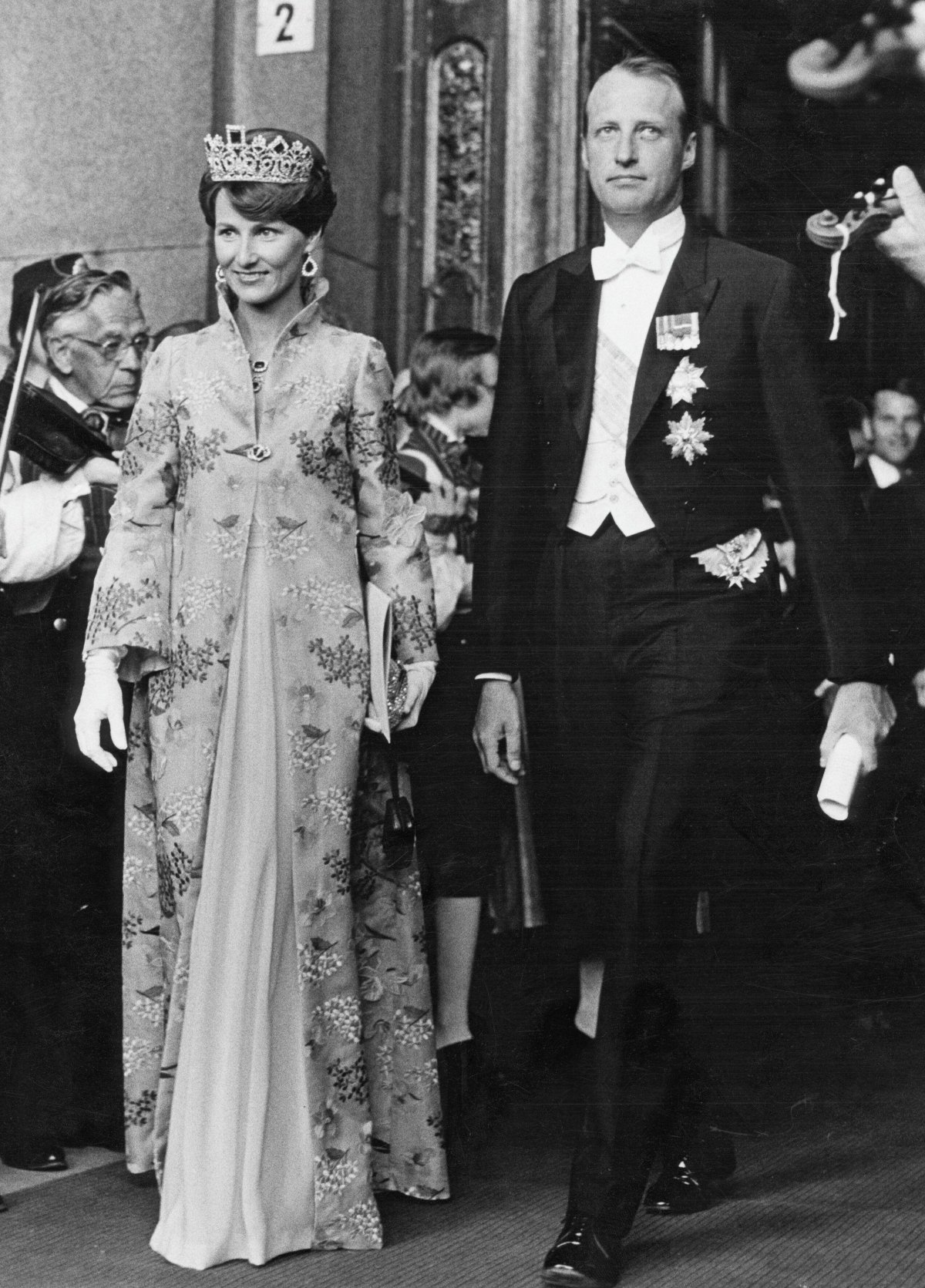 Crown Prince Harald and Crown Princess Sonja of Norway attend the pre-wedding gala for King Carl XVI Gustaf and Queen Silvia of Sweden, June 18, 1976 (Classic Picture Library/Alamy)