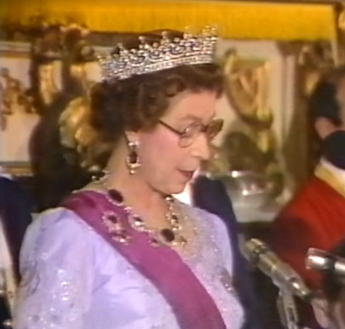 Queen Elizabeth II wears the amethysts in Portugal, 1985 (screencapture)