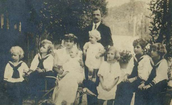 Karl, Zita, and seven of their children, ca. 1921 (Wikimedia Commons)