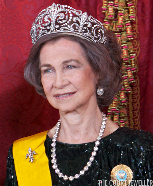 Queen Sofia wears the earrings, tiara, and diamond necklace from the joyas de pasar collection, as well as her diamond fleur-de-lis brooch, for the Mexican state banquet, June 2014 (Pool/Getty Images)