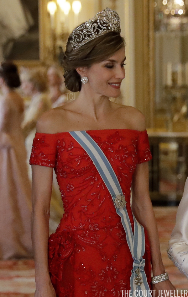 Queen Letizia wears the earrings with La Buena and the joyas bracelet in London, July 2017 (MATT DUNHAM/AFP/Getty Images)