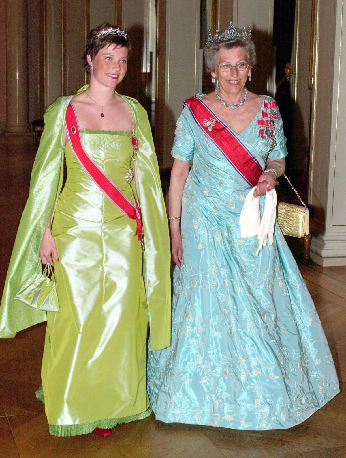 Princess Martha Louise and Princess Astrid attend a state banquet at the Royal Palace in Oslo during Queen Elizabeth II's state visit to Norway on May 30, 2001 (Fiona Hanson/PA Images/Alamy)