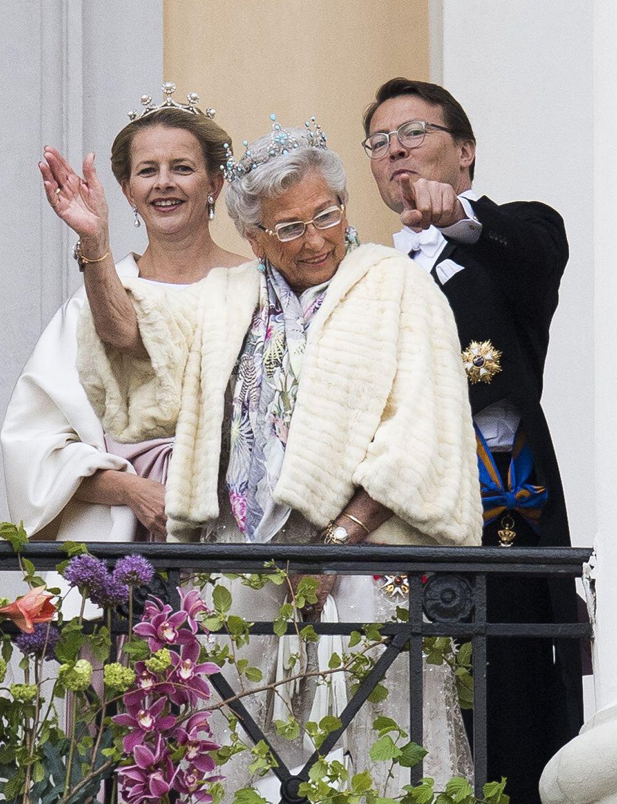 Princess Astrid, Mrs Ferner, with Princess Mabel of Orange-Nassau and Prince Constantijn of the Netherlands, waves from the balcony of the Royal Palace in Oslo on May 9, 2017 (Jon Olav Nesvold/NTB/Alamy)