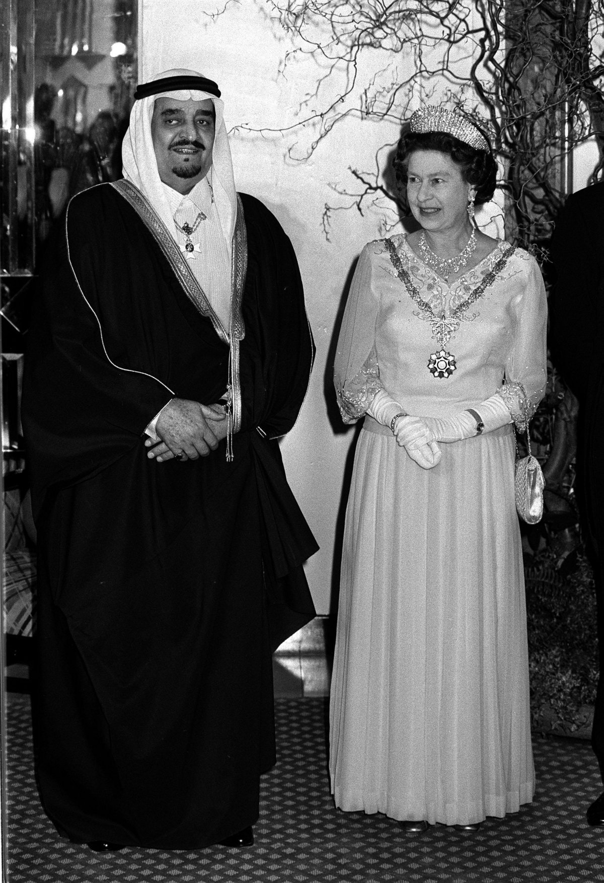 Queen Elizabeth II, with King Fahd of Saudi Arabia, attends a return banquet at Claridge's Hotel during the Saudi state visit, March 1987 (PA Images/Alamy)