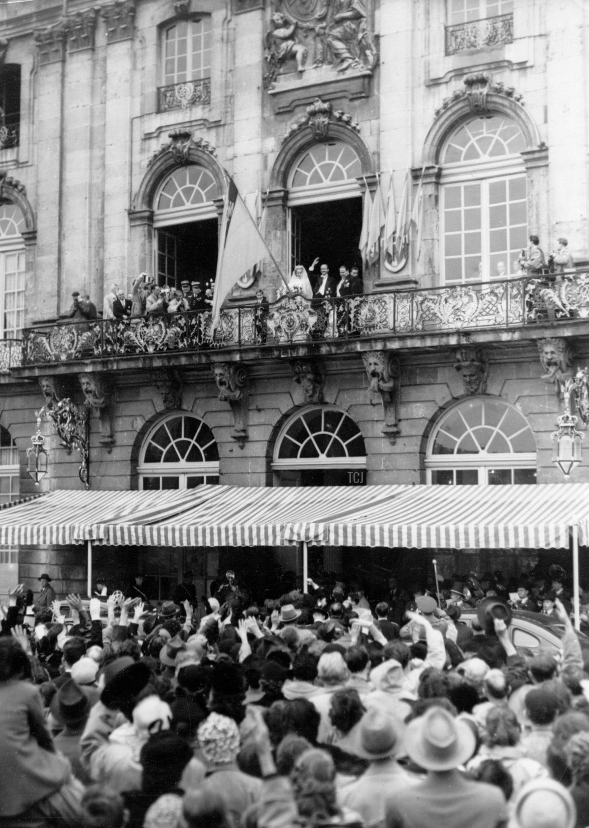 Archduke Otto and Archduchess Regina appear on the balcony following their wedding