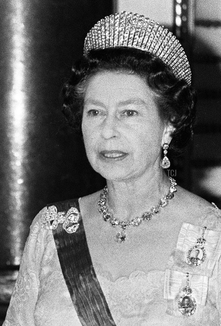 Picture taken on October 23, 1984 at Buckingham Palace at London sowing French President François Mitterrand and British Queen Elizabeth II during the reception as part of French President official visit marking the 80th anniversary of the Franco-British entente cordiale