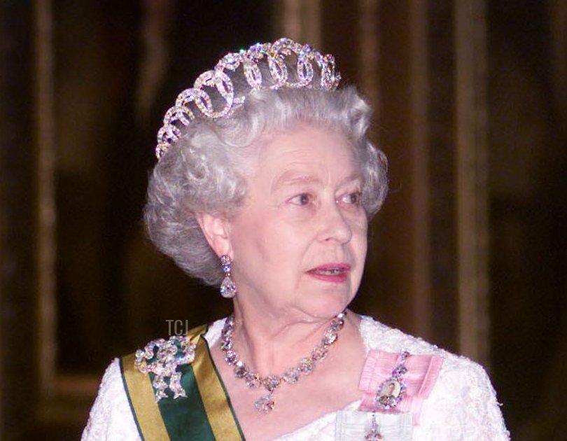 Britain's Queen Elizabeth II and South African President Thabo Mbeki walk towards the state banquet in St George's Hall at Windsor Castle, Berkshire, 12 June 2001