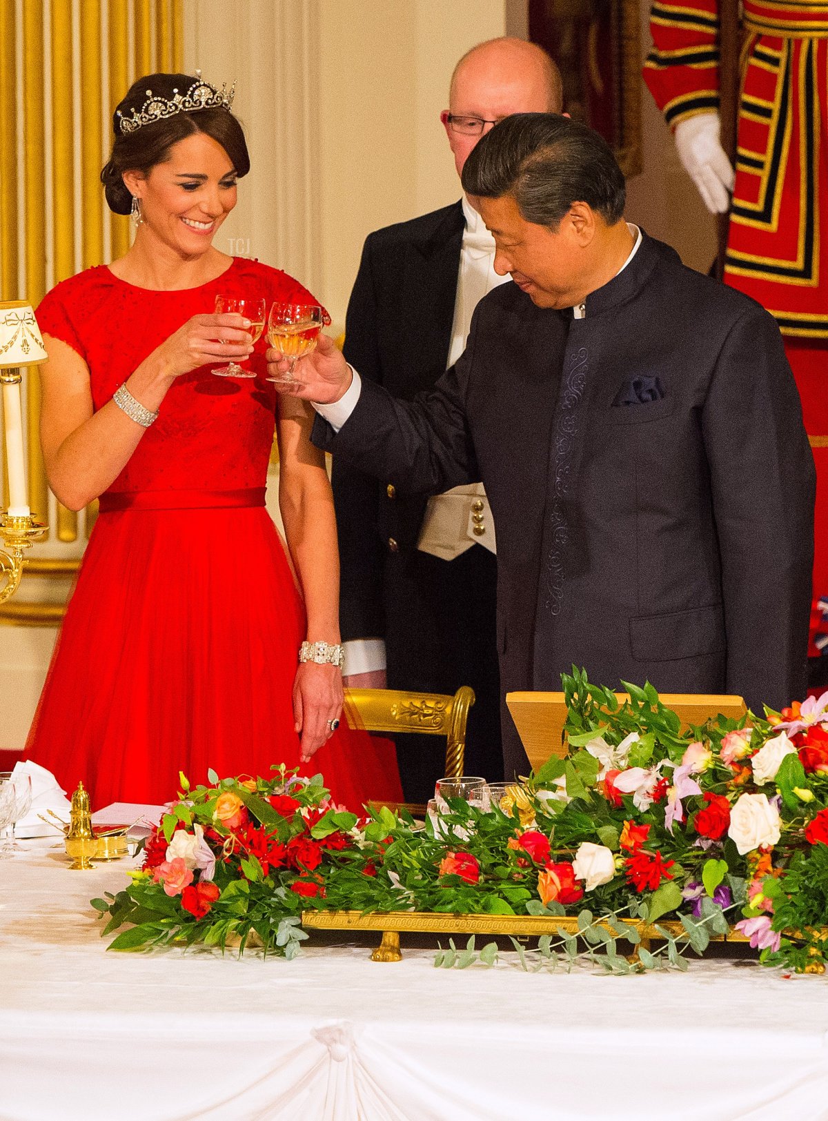 Chinese President Xi Jinping (R) raises a glass with Britain's Catherine, Duchess of Cambridge, during State Banquet hosted by Britain's Queen Elizabeth II (unseen) at Buckingham Palace in London, on October 20, 2015, on the first official day of Xi's state visit. Chinese President Xi Jinping arrived for a four-day state visit as the government of Prime Minister David Cameron seeks stronger trade ties with the world's second-largest economy