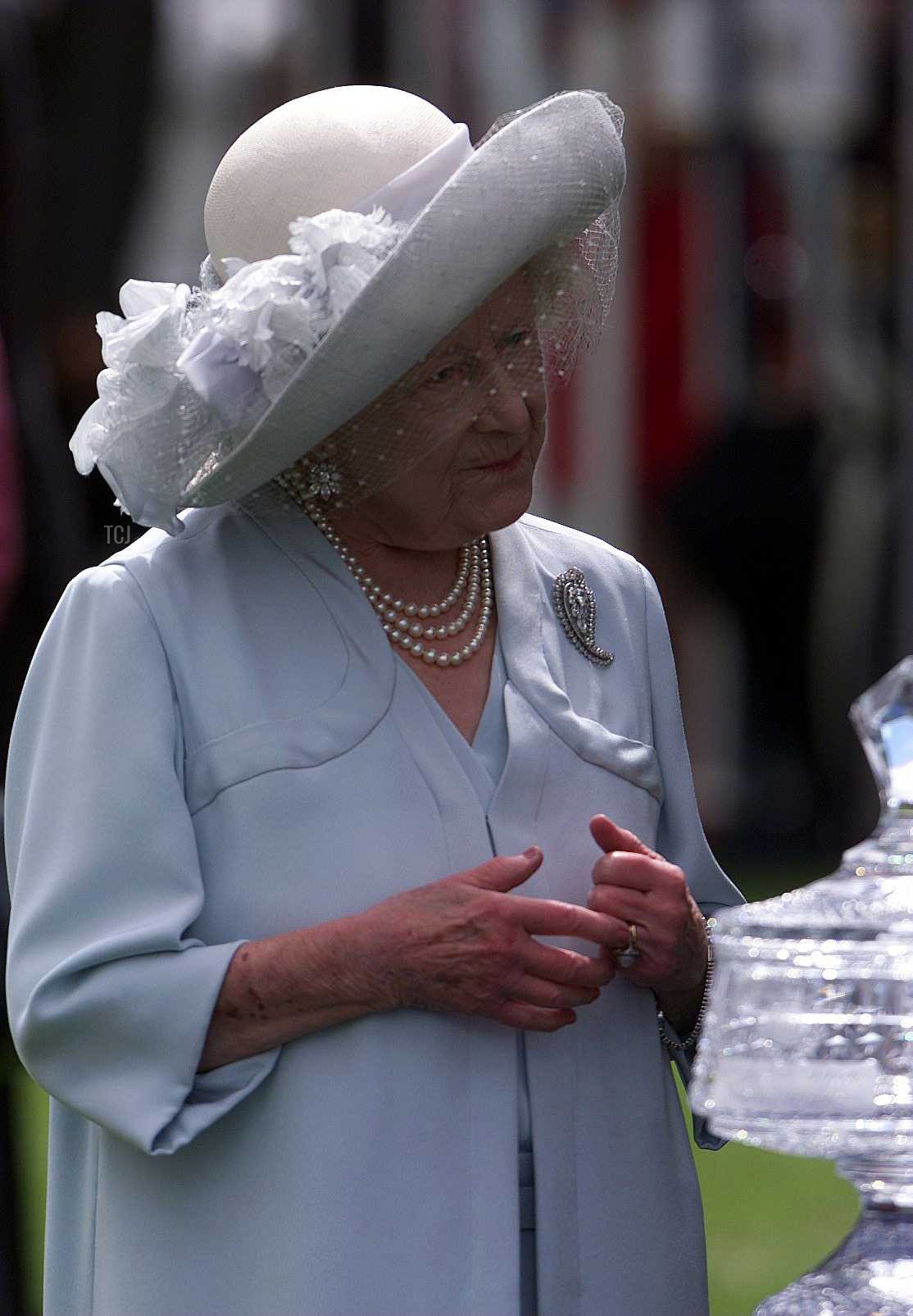 24 Jun 2000: The Queen Mother with the trophy she presented to Julie Fallon representing her husband Kieren who was named top jockey with 4 wins at the recent Royal Meeting at Ascot