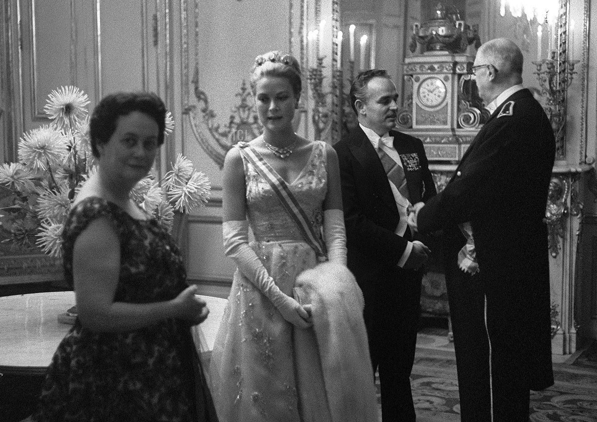 French President Charles de Gaulle (R) chats with Prince Rainier of Monaco (2nd R) as wifes Yvonne (L) and Princess Grace wait, 13 October 1959 prior a dinner at the Elysee Palace in Paris