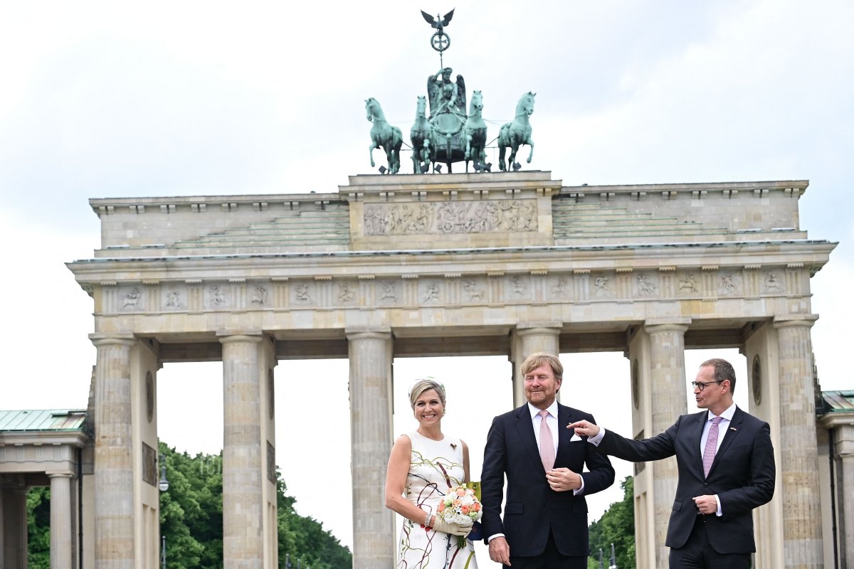 King Willem-Alexander and Queen Maxima of the Netherlands pose for photos with Berlin's Mayor Michael Mueller (R) in front of the landmark Brandenburg Gate in Berlin on July 5, 2021