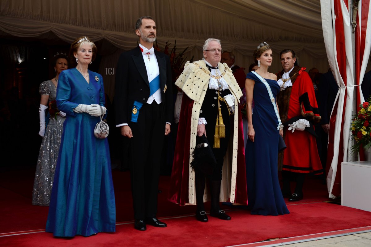 Lady Mayoress Wendy Parmley (L), Spanish King Felipe VI (2nd L), Lord Mayor, Andrew Parmley (2nd R) and Spanish Queen Letizia (R) arrive for a banquet at Guildhall in central London on July 13, 2017, on the second day of the Spanish King and Queen's three-day state visit