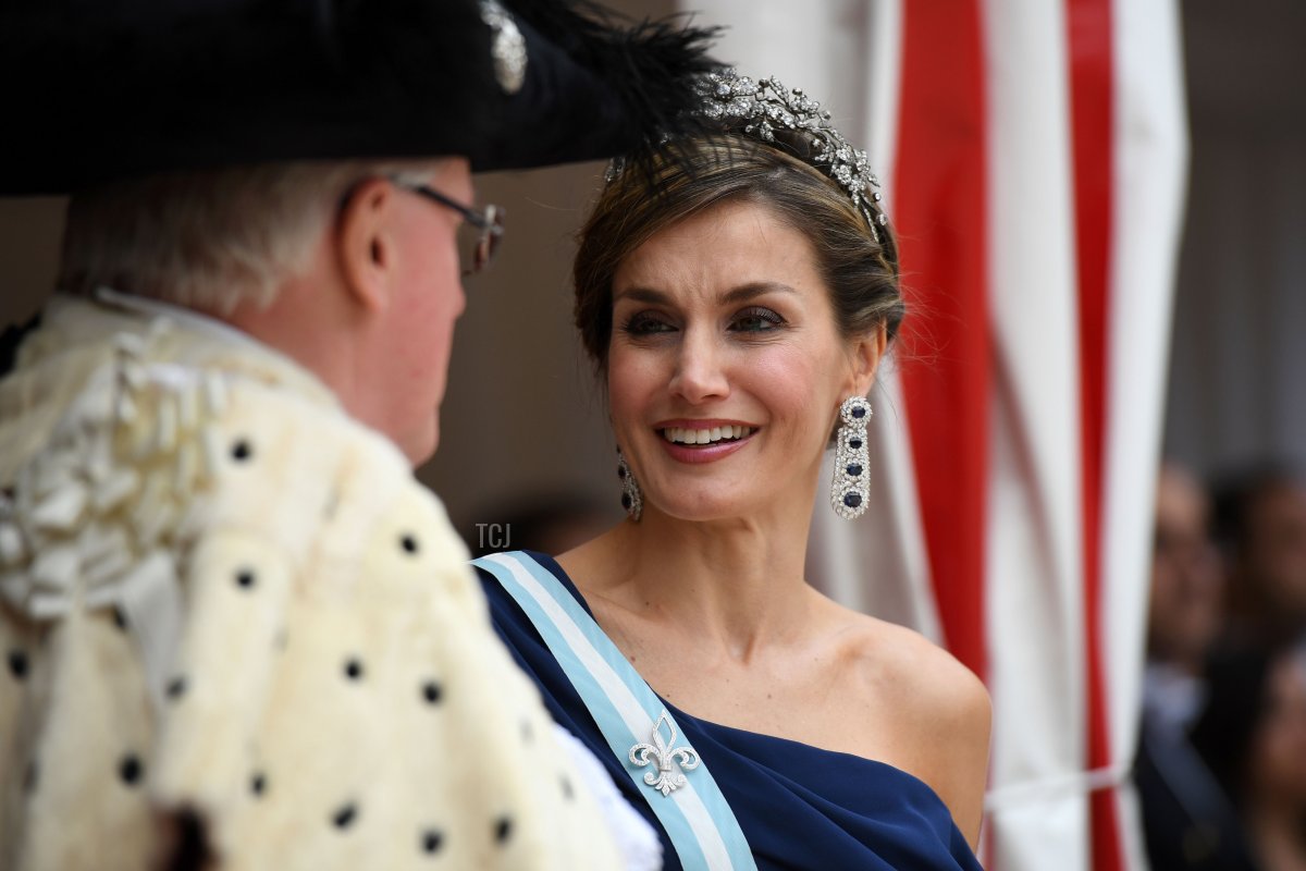 Spanish Queen Letizia (R) speaks with he Lord Mayor, Andrew Parmley (L) as Spanish King Felipe VI (not pictured) inspects a Guard of Honour at Guildhall in central London on July 13, 2017, on the second day of the Spanish King and Queen's three-day state visit