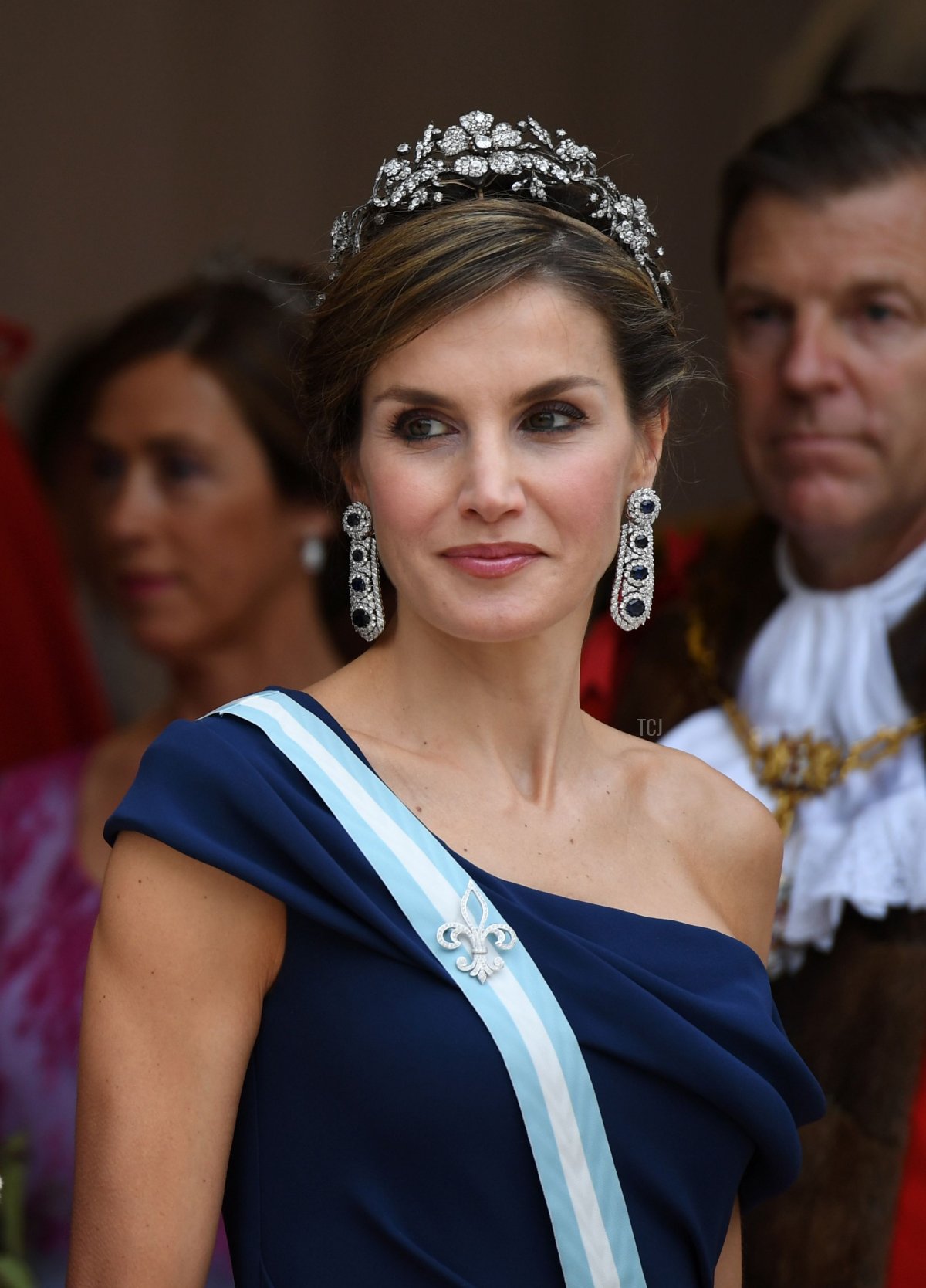 Spanish Queen Letizia (R) stands with he Lord Mayor, Andrew Parmley (L) as Spanish King Felipe VI (not pictured) inspects a Guard of Honour at Guildhall in central London on July 13, 2017, on the second day of the Spanish King and Queen's three-day state visit