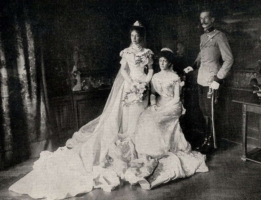 The wedding of Archduchess Elisabeth Amalie of Austria with Prince Aloys of Liechtenstein. Here, the newlyweds, posing with the bride´s mother, Archduchess Maria Theresa of Austria, neé Infanta of Portugal, 1903