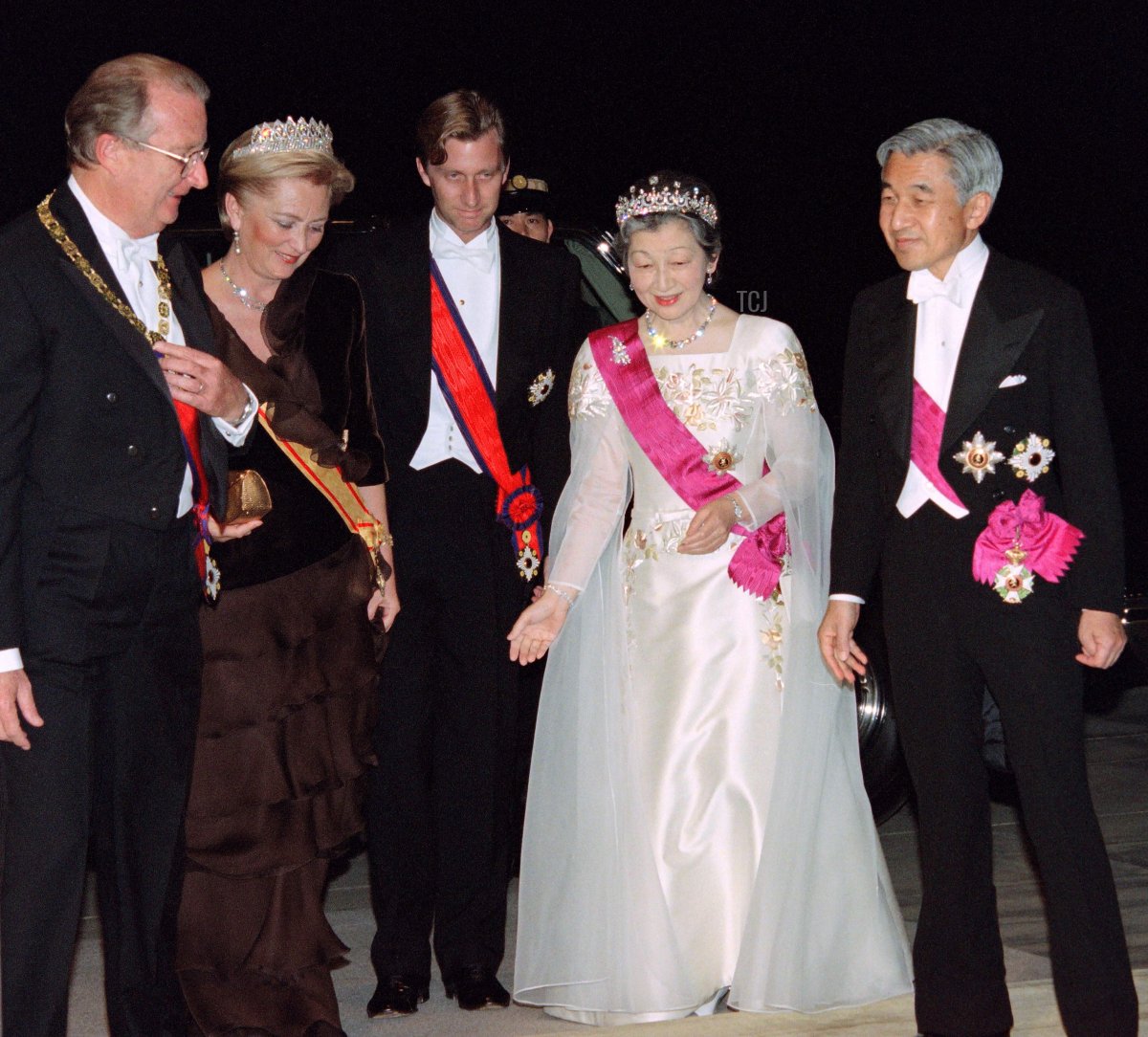 The Belgian King Albert II (L) and Queen Paola (2ndL) and their eldest son, crown Prince Philippe of Belgium (C) are welcomed by Japanese Empress Michiko and Emperor Akihito, at the Imperial Palace for a diner, on October 22, 1996 in Tokyo