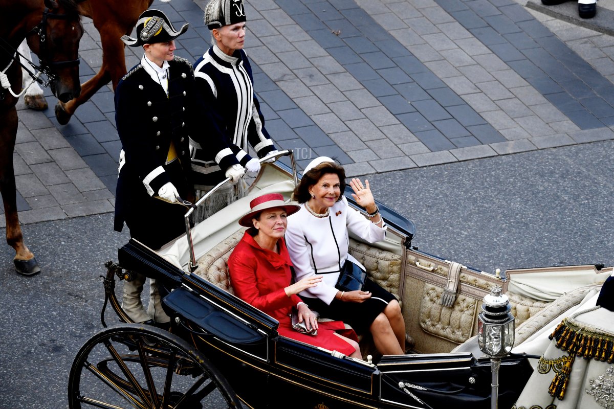 Elke Buedenbender (L), wife of the German President, and Sweden's Queen Silvia arrive at the Stockholm Palace for a welcoming ceremony in Stockholm, on September 7, 2021. - The Steinmeier presidential couple is in Sweden for a three-day state visit