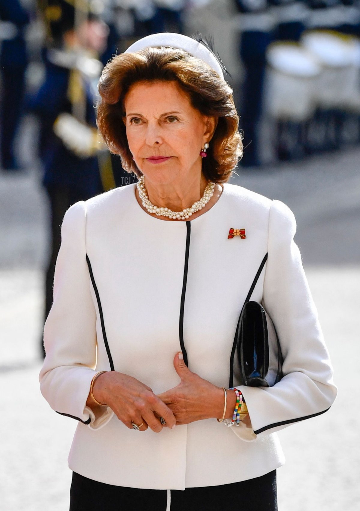 Elke Buedenbender (L), wife of the German President, and Sweden's Queen Silvia arrive at the Stockholm Palace for a welcoming ceremony in Stockholm, on September 7, 2021. - The Steinmeier presidential couple is in Sweden for a three-day state visit