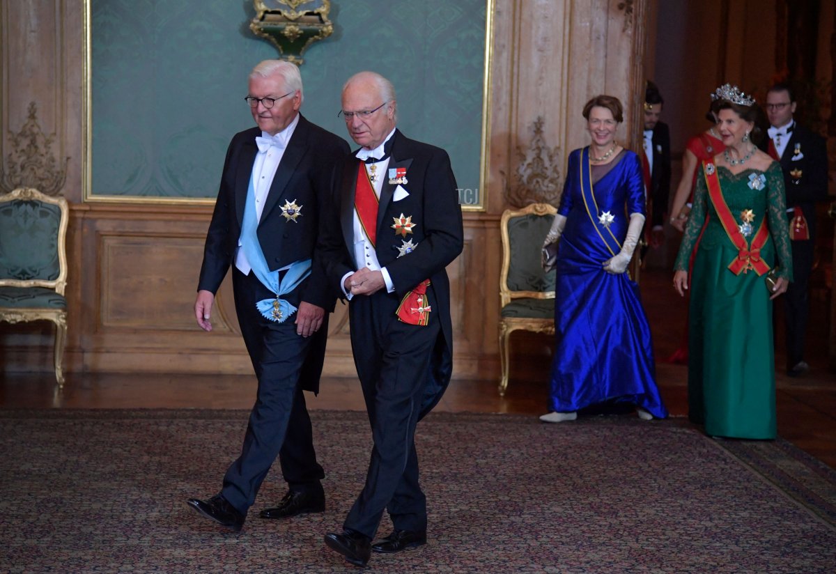 German President Frank-Walter Steinmeier (L) and Sweden's King Carl Gustaf followed by Steinmeier's wife Elke Buedenbender and Queen Silvia arrive for a State Banquet at the Royal Palace in Stockholm, on September 7, 2021