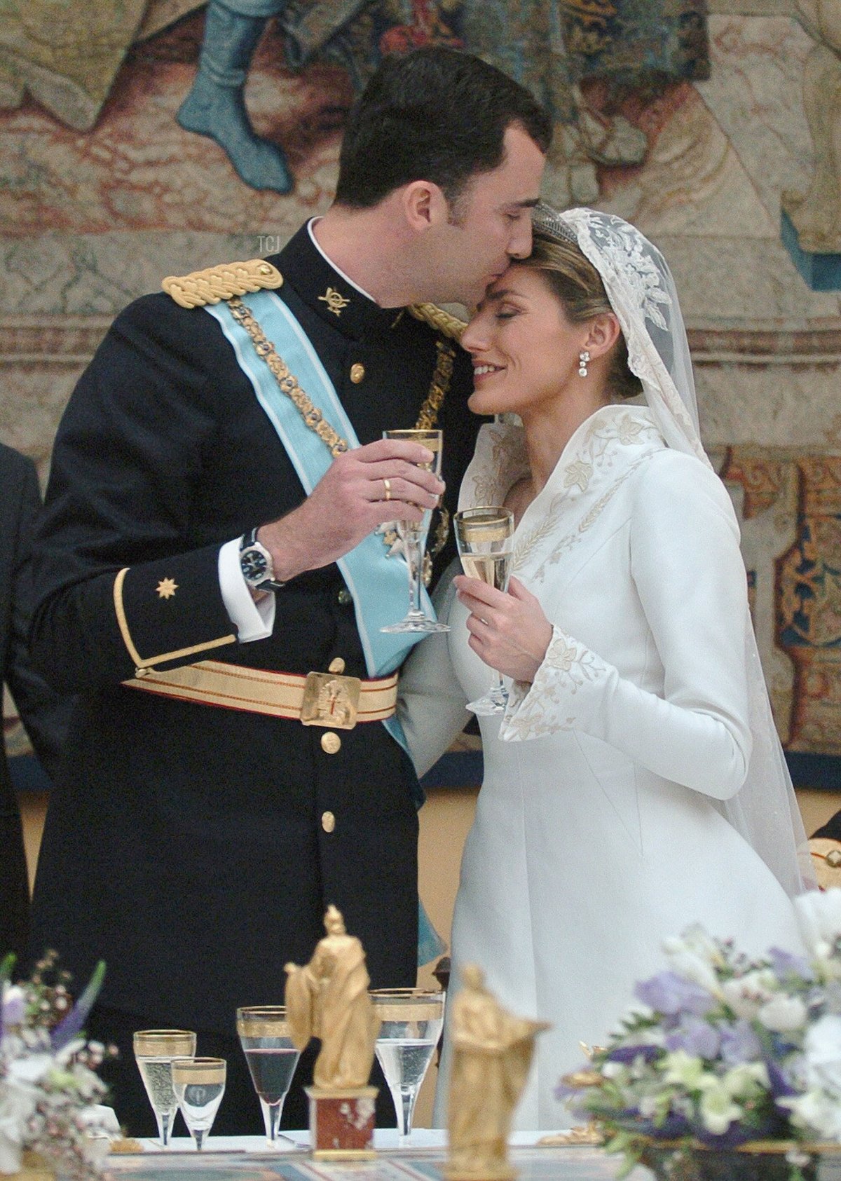 Crown Prince Felipe de Bourbon kisses his new wife Princess Letizia Ortiz during the celebratory wedding banquet at the royal palace May 22, 2004 in Madrid, Spain