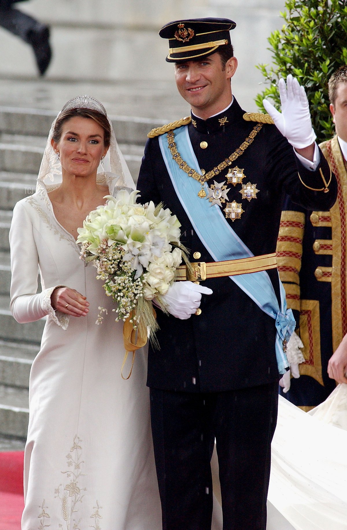 Spanish Crown Prince Felipe de Bourbon and his bride, princess Letizia Ortiz leave the Almudena cathedral after their wedding ceremony May 22, 2004 in Madrid