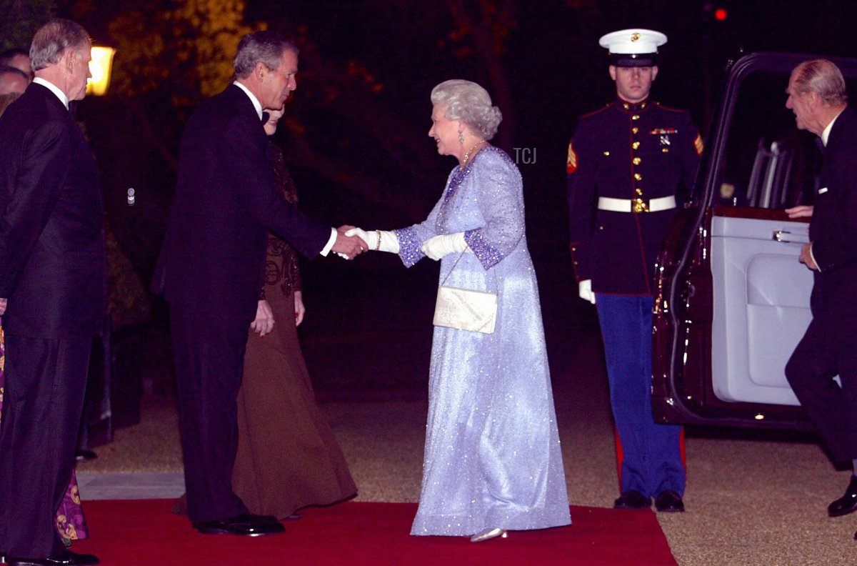 U.S. President George W. Bush (2nd L) greets Britain's Queen Elizabeth II (C) at Winfield House, the home of U.S. Ambassador William Farish (L), 20 November 2003 in London for the return banquet