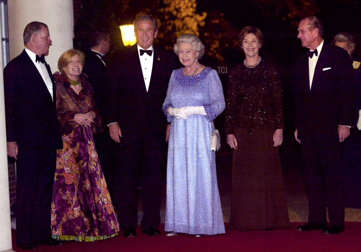 U.S. Ambassador William Farish (L), his wife Sarah (2nd L), U.S. President George W. Bush (3rd L), Britain's Queen Elizabeth II (3rd R), First Lady Laura Bush (2nd R), and the Duke of Edinburgh pose outside at Winfield House, the home of the U.S. Ambassador, 20 November 2003 in London for the return banquet