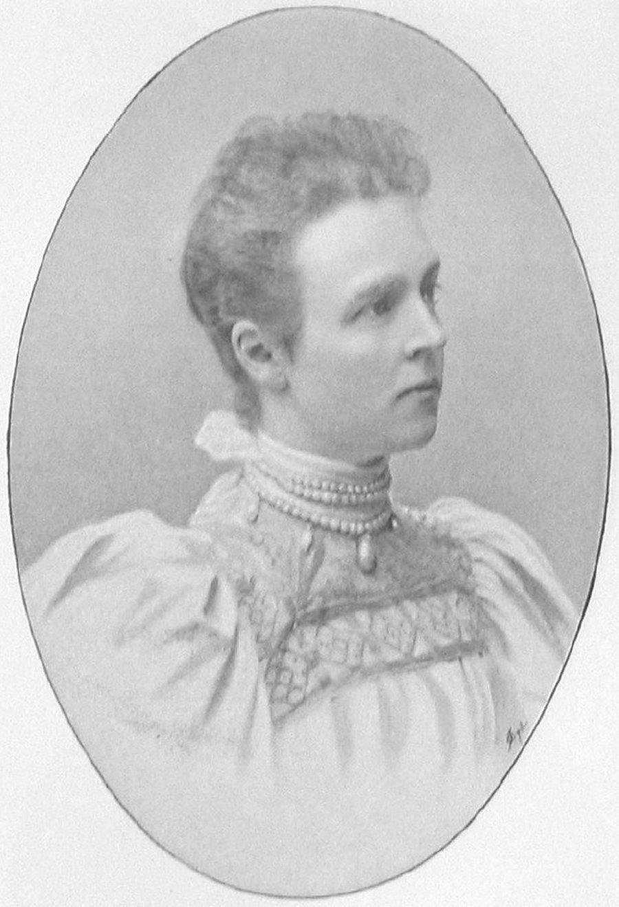 Countess Ebba Bernadotte wears the necklace