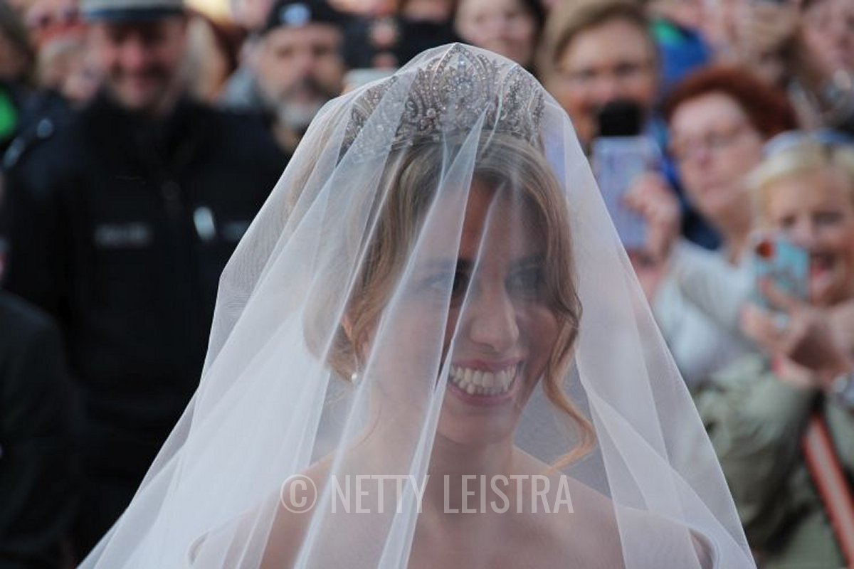 Mahkameh Navabi wears the Schaumburg-Lippe Palmette Tiara on her wedding day, October 2021