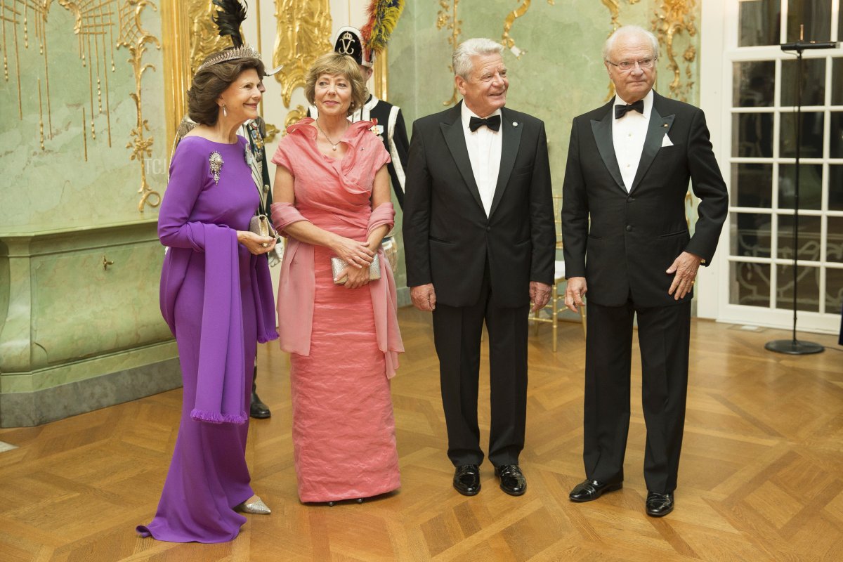 German President Joachim Gauck (2ndR), his partner Daniela Schadt (2ndL), Sweden's King Carl XVI Gustaf (R) and Queen Silvia wait for guests prior an official dinner hosted by Sweden at the Charlottenburg Palace in Berlin, on October 6, 2016