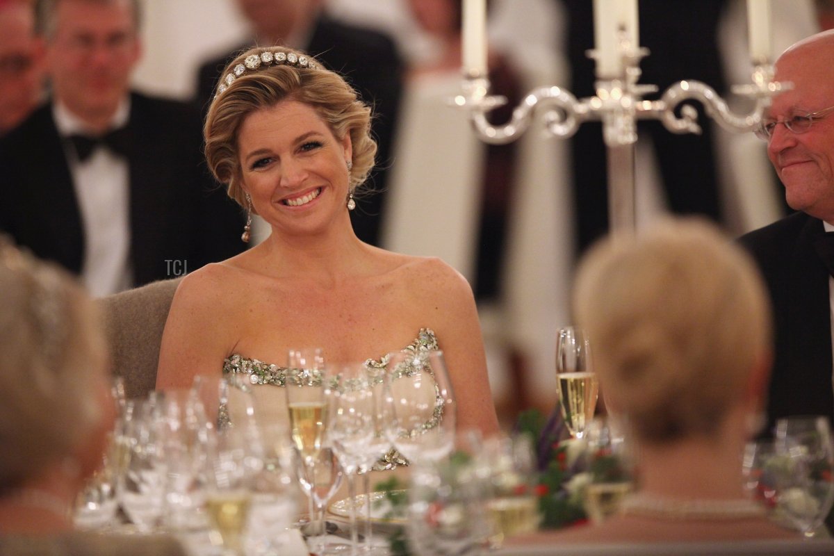 Princess Maxima of the Netherlands looks over at German First Lady Bettina Wulff (R) as they attend a state banquet given in honour of the visiting Dutch royals at Bellevue Presidential Palace on April 12, 2011 in Berlin, Germany