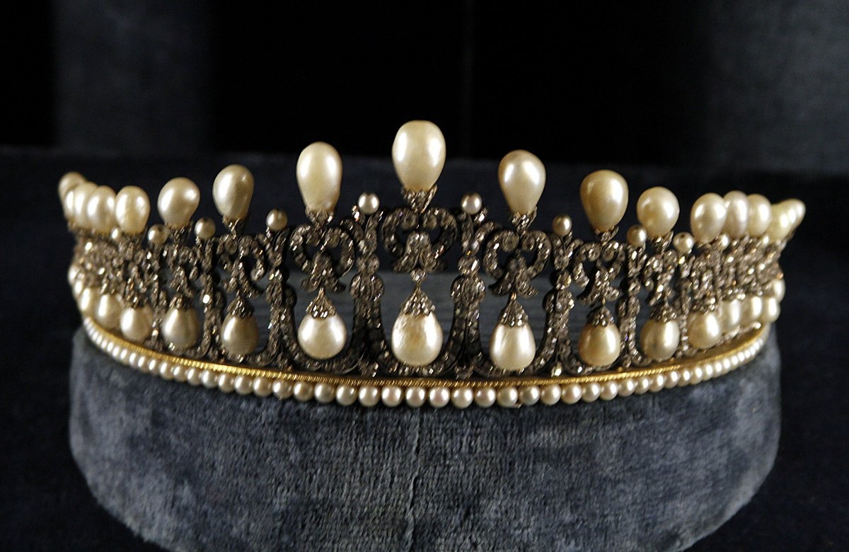 The Bavarian Lover's Knot Tiara