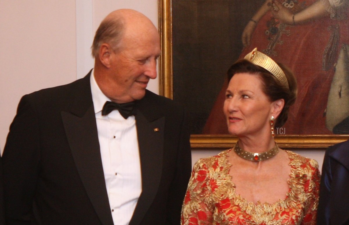 German President Horst Koehler (L), his wife Eva Luise Koehler (R), Norwegian King Harald V and Queen Sonja attend a state banquet in honour of the Norwegians at Bellevue Palace October 15, 2007 in Berlin, Germany
